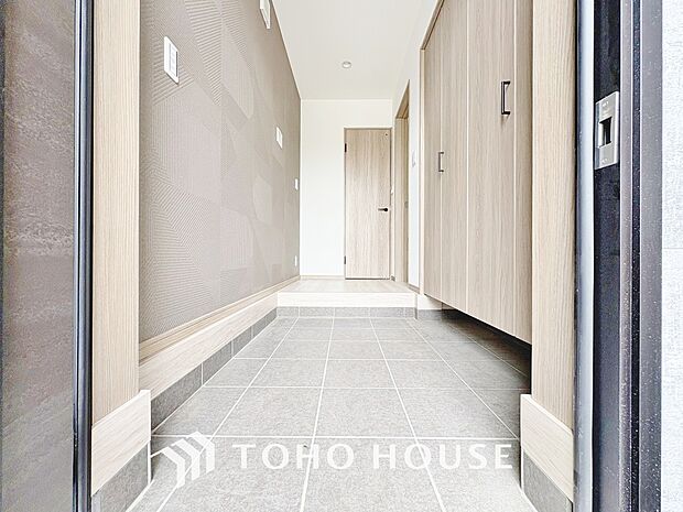 毎日みんなを見送り、そして迎え入れる場所だから。帰りたくなる家をテーマに設計した、自慢の玄関です。