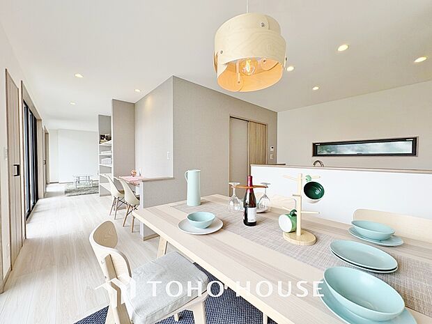 生活動線が確保されたリビングには陽光が降り注ぎ、自然とみんなが集まる空間へと仕上がっております。