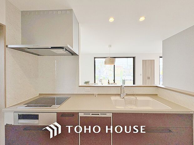 ご家族みんなで調理ができる位のスペースを実現したキッチン空間となっております。