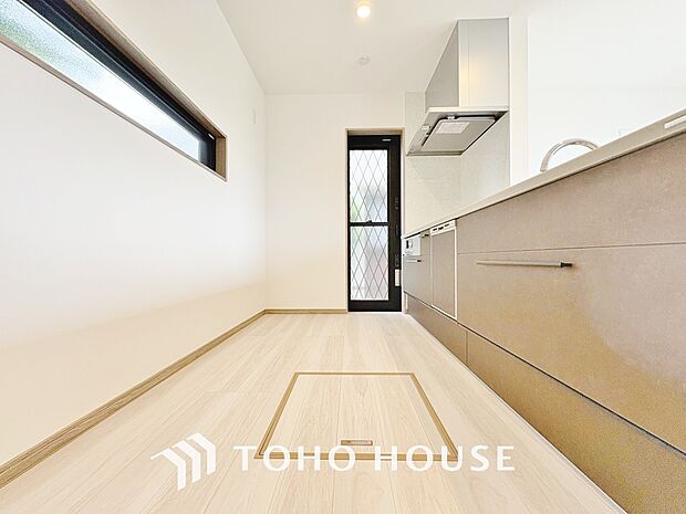 作業しやすいゆとりあるシステムキッチン。シンプルな配色で飽きずに使い続けることができます。