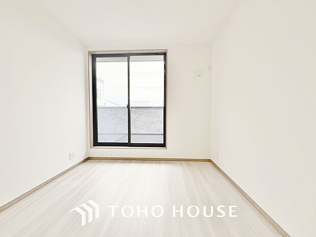 清潔感あるホワイトの壁紙と温もり溢れるカラーの床材が見事に調和した本邸宅。