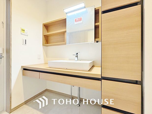 シンプルだからこそ使いやすい。スタンダードなデザインの洗面ボウルは清潔感あるオフホワイトです。