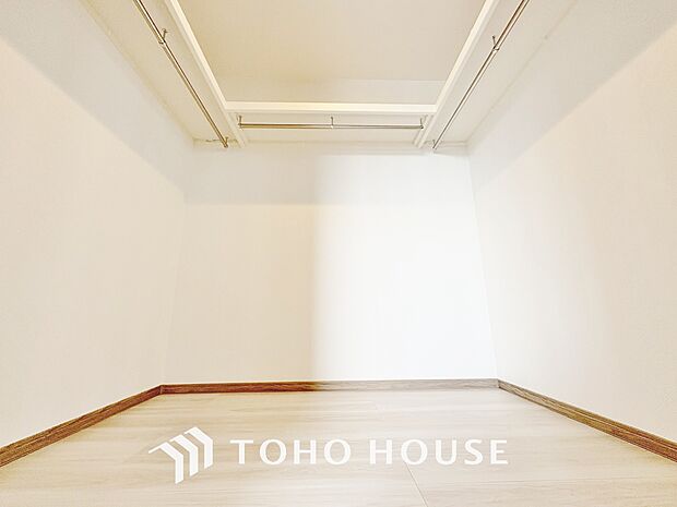 ウォークインクローゼットは洋服だけでなく、帽子や鞄などの小物もまとめて収納できるのが嬉しいですよね。