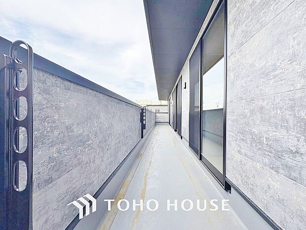 陽光に愛され、環境に恵まれ、家族に包まれた邸宅は、どんなに月日が経っても色褪せる事なく輝き続けます。