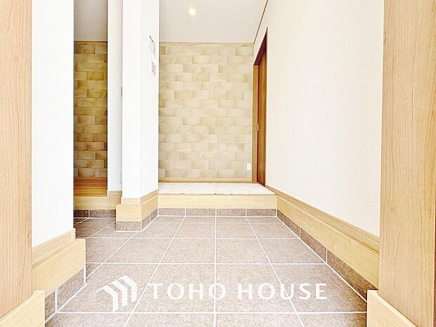 毎日みんなを見送り、そして迎え入れる場所だから。帰りたくなる家をテーマに設計した、自慢の玄関です。