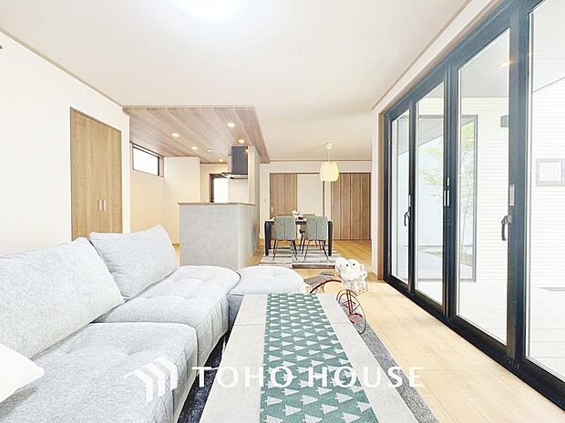 ＬＤＫでは家族が集まり、明るく穏やかな空気のなかで飲んだり、食べたり、笑ったり。