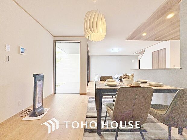 生活動線が確保されたリビングには陽光が降り注ぎ、自然とみんなが集まる空間へと仕上がっております。