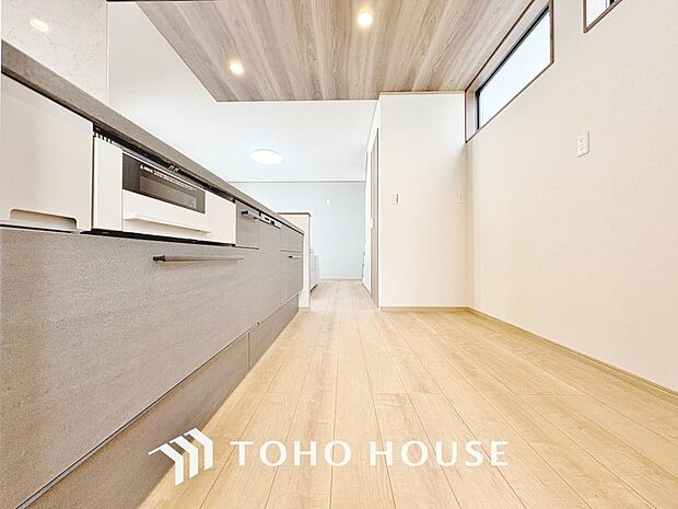 ご家族みんなで調理ができる位のスペースを実現したキッチン空間となっております。