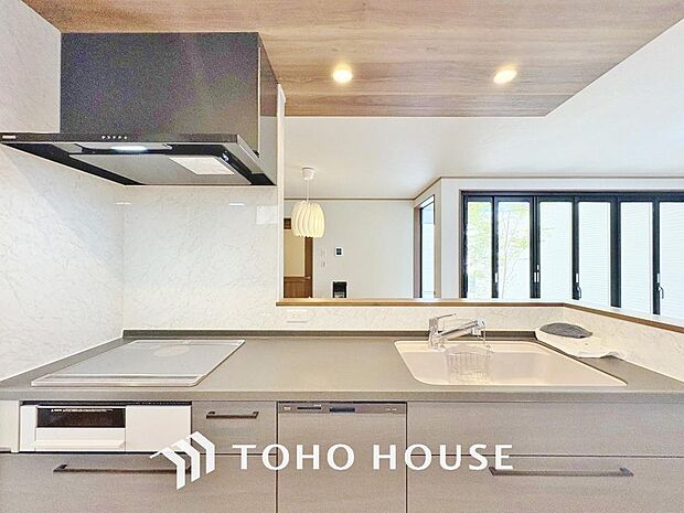 作業しやすいゆとりあるシステムキッチン。シンプルな配色で飽きずに使い続けることができます。