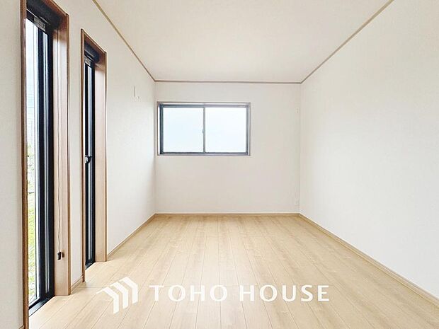 清潔感あるホワイトの壁紙と温もり溢れるカラーの床材が見事に調和した本邸宅。