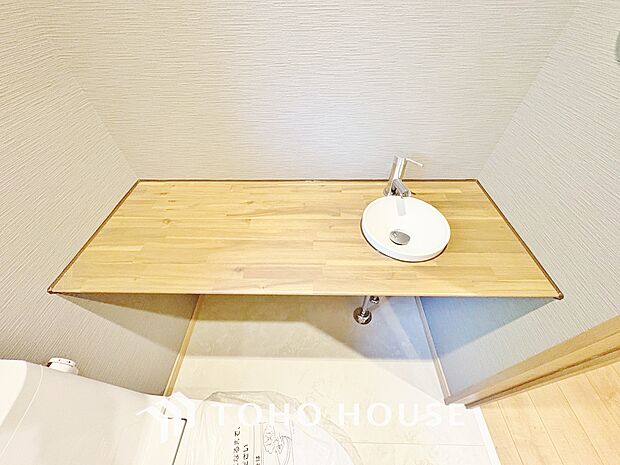 トイレには手洗いスペースを確保。ハンドソープや手拭き用のペーパータオルを置いても余裕があります。