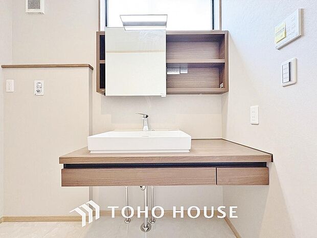 シンプルだからこそ使いやすい。スタンダードなデザインの洗面ボウルは清潔感あるオフホワイトです。