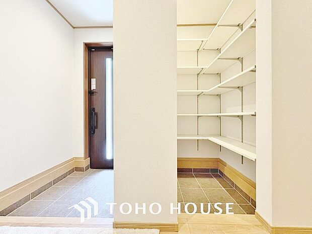 土足のまま入れるので、ゴルフバックなどがそのまま収納可能。散らかりがちな玄関をすっきりと保てます。