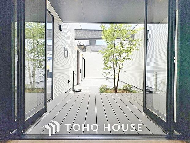 お家にウッドデッキがあると、机や椅子を設置してご家族と楽しい空間を共有できます！