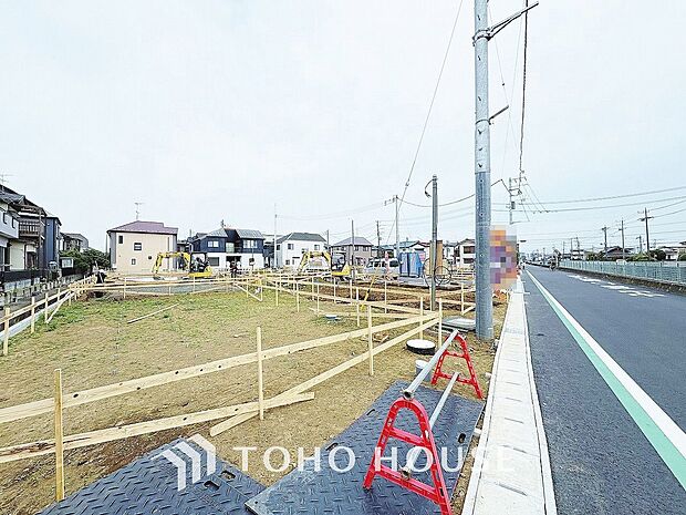 街並みの風景に包み込まれながら、瀟洒な印象も湛えて佇みます。