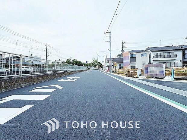 街並みの風景に包み込まれながら、瀟洒な印象も湛えて佇みます。