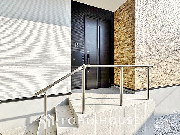 アプローチ階段は、玄関ドアまでの距離を確保できるため、お子様の飛び出し防止やプライバシーを守れます!