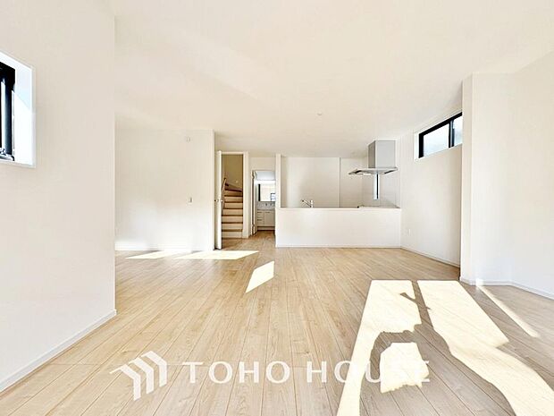 リビングも広く設け、訪れる人々を暖かく迎えてくれます。