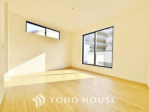 清潔感あるホワイトの壁紙。毎日の生活を少しでも快適に過ごして頂ける様、飽きのこない雰囲気が大切です。