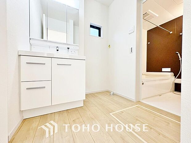 お家の中でも特にプライベートスペースとなる洗面所は、洗濯場所と浴室を同じ空間でまとめております。