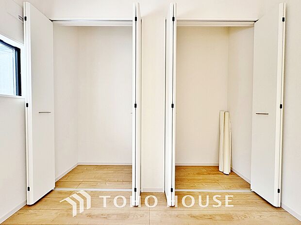 居室にはクローゼットを完備し、自由度の高い家具の配置が叶うシンプルな空間です。