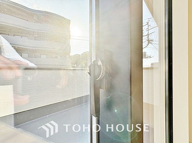 室内のサッシにはペアガラスを採用、高い断熱性による省エネと結露対策に有効です。