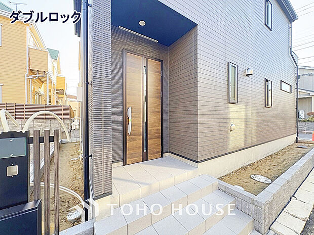 ダブルロックを採用した玄関ドア。鍵を増やすことで鍵開けに時間をかける事ができ防犯面で効果的です。