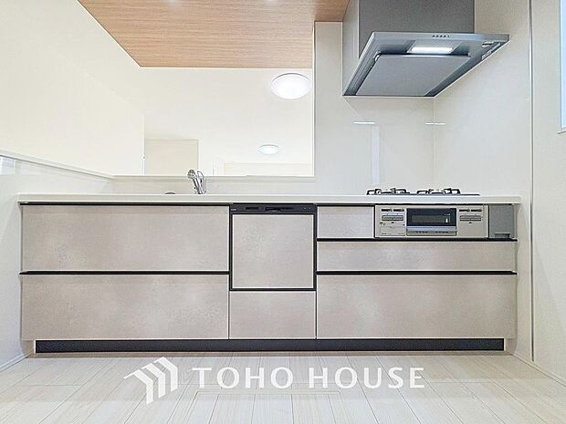 調理作業や片付けのしやすいキッチン。収納も備わっているのでキッチン周りをスッキリと演出します。