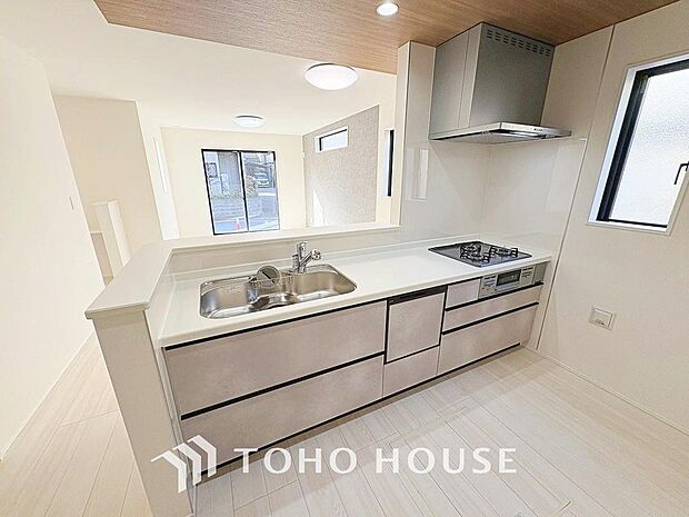 キッチンは、リビングで寛ぐ家族や小さなお子様を見守りながら料理が出来る対面式の温もり設計。