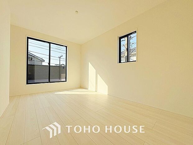 シンプルなお部屋は家具やファブリックが合わせやすいです。季節毎に模様替えをするのもいいですね。