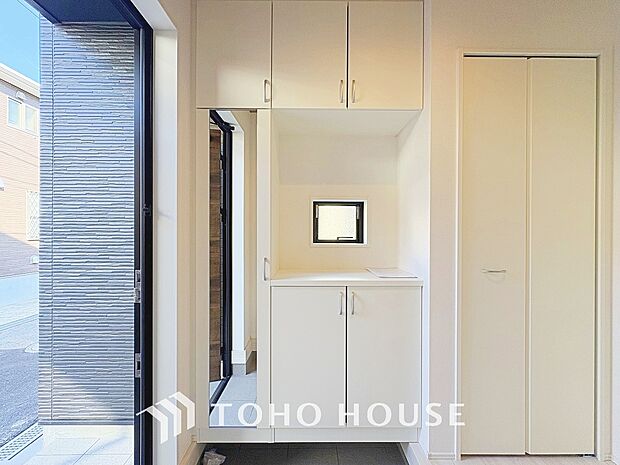 シューズボックスは限られた玄関スペースでも収納を取れる為、玄関内をすっきり片付けることができます。