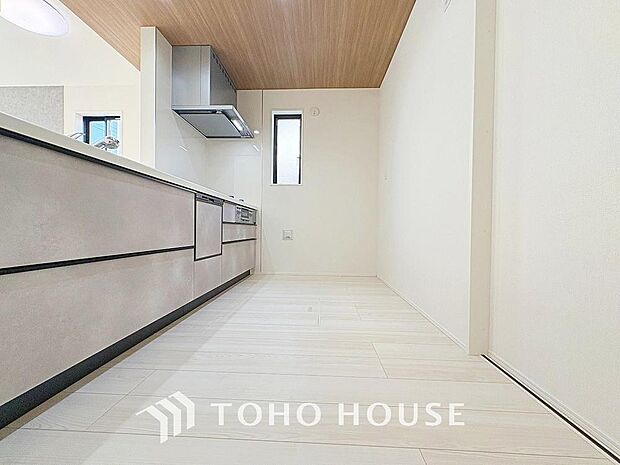 充実した収納スペースを搭載したシステムキッチンは、日々の家事がはかどります。