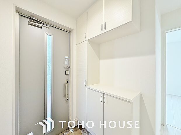 シューズボックスは限られた玄関スペースでも収納を取れる為、玄関内をすっきり片付けることができます。