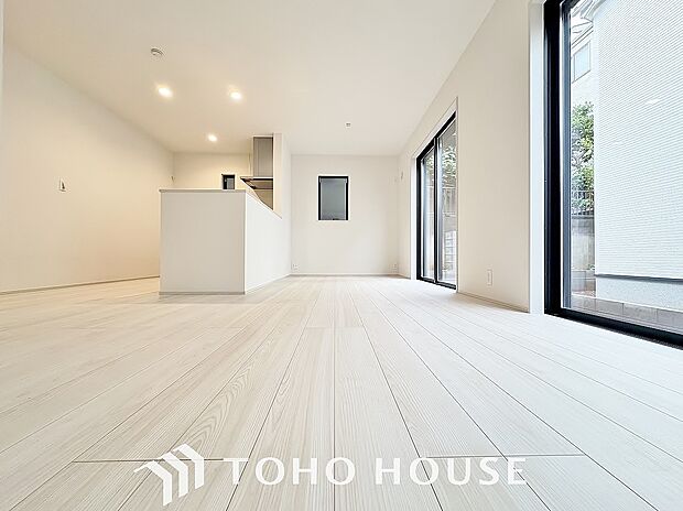 家族の暮らしに思いを馳せて、日常のワンシーンを表現したリビングダイニング。