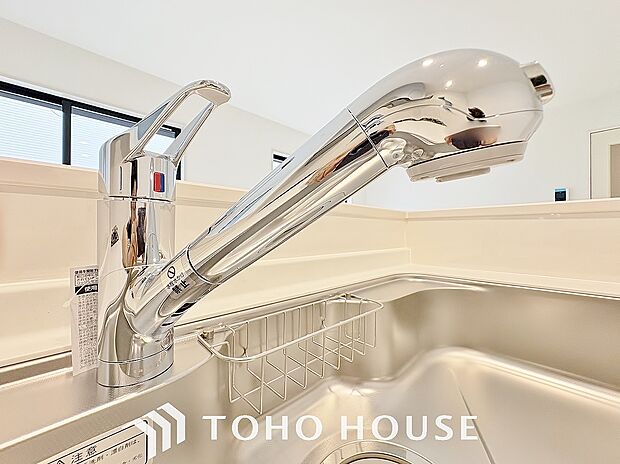 ワンタッチで浄水と原水と切り替えできる、見た目にもスマートな浄水器一体型の水栓。