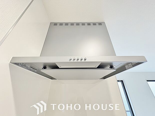 流行りのスリムタイプレンジフード。スタイリッシュな見た目はインテリアとしても高い人気がある型です。