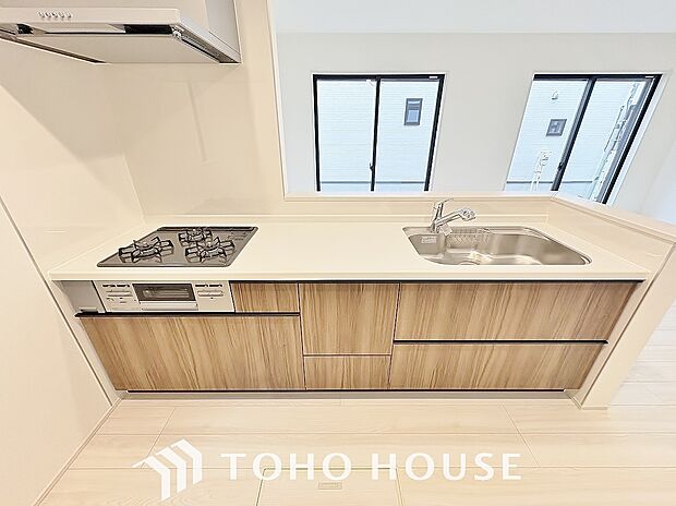 夫婦そろってキッチンに立っても調理がしやすく余裕の広さ。家事をしながら会話も弾みます。