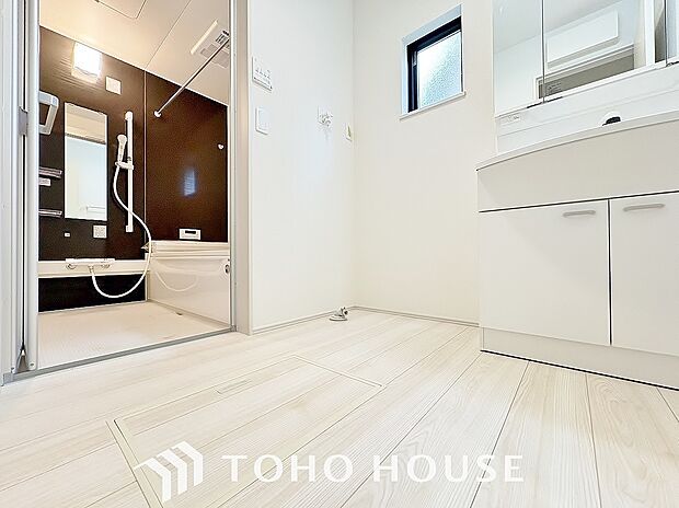 身だしなみのチェックがしやすい大きな鏡、下には収納がたっぷり。スッキリとした空間を演出いたします。