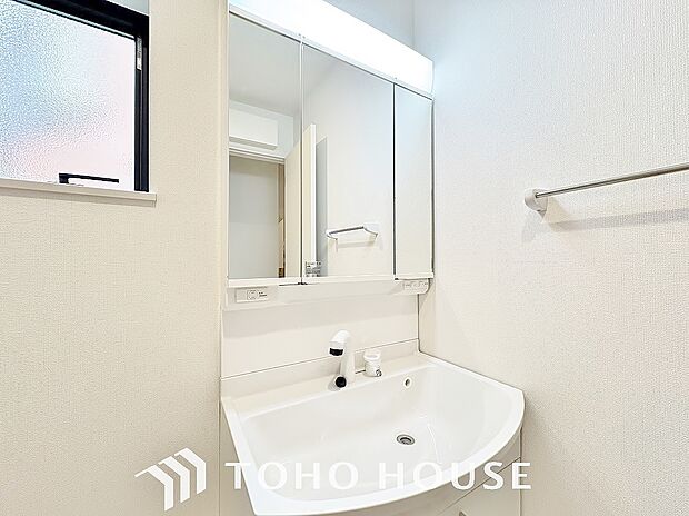 シンプルだからこそ使いやすい。スタンダードなデザインの洗面ボウルは清潔感あるオフホワイトです。