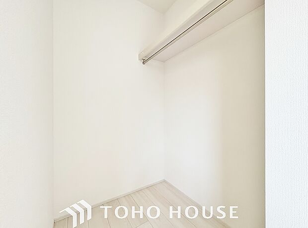奥行きあるクローゼットを採用。衣装ケースや、掃除機といった物を収納できるような造りになっております。