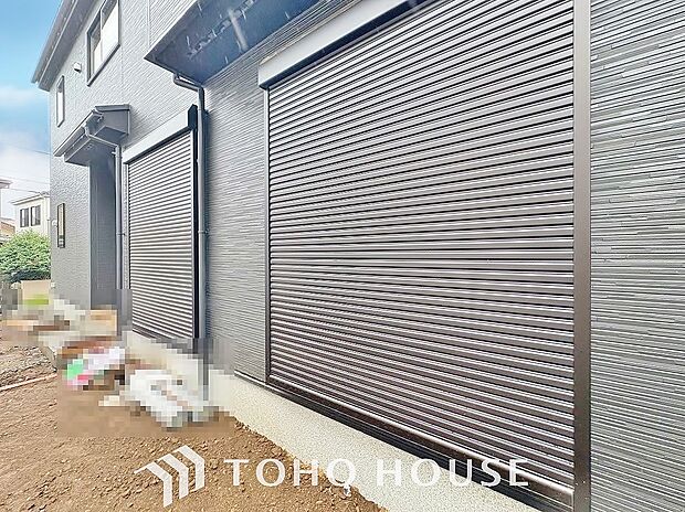 防犯機能のシャッターを完備しております。女性のチカラでも開閉が可能ですのでラクラクな所も便利です。