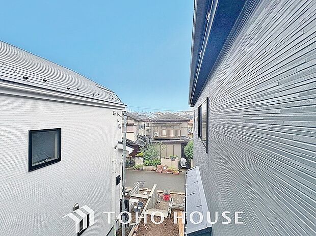 星空が地上に映りこむかのような夜景のきらめきまで、この街ならではの美しい風景の物語が室内に展開。