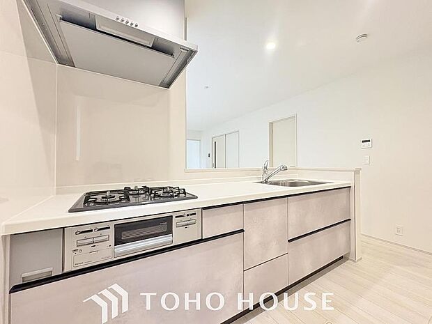 夫婦そろってキッチンに立っても調理がしやすく余裕の広さ。家事をしながら会話も弾みます。