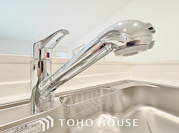 ワンタッチで浄水と原水と切り替えできる、見た目にもスマートな浄水器一体型の水栓。