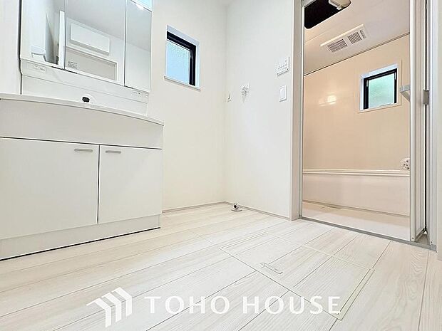 身だしなみのチェックがしやすい大きな鏡、下には収納がたっぷり。スッキリとした空間を演出いたします。