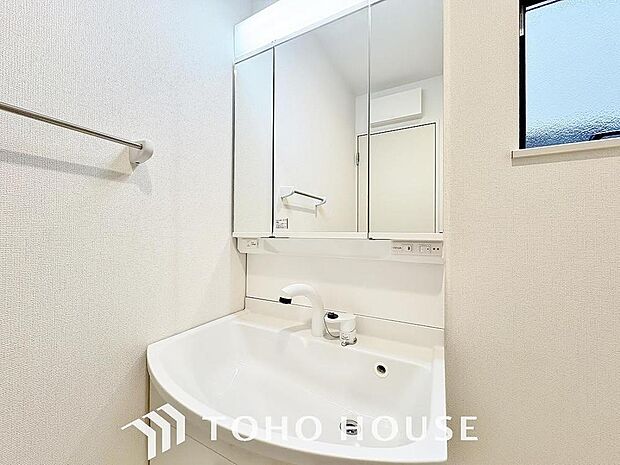 シンプルだからこそ使いやすい。スタンダードなデザインの洗面ボウルは清潔感あるオフホワイトです。