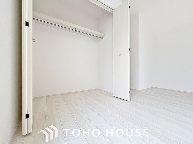 奥行きあるクローゼットを採用。衣装ケースや、掃除機といった物を収納できるような造りになっております。