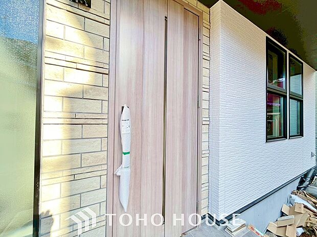 毎日みんなを見送り、そして迎え入れる場所だから。帰りたくなる家をテーマに設計した、自慢の玄関です。