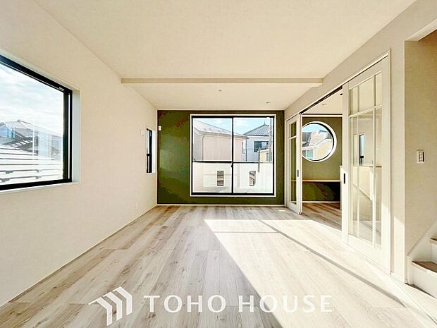 生活動線が確保されたリビングには陽光が降り注ぎ、自然とみんなが集まる空間へと仕上がっております。