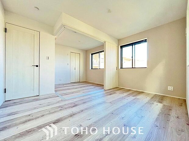 快適な光を取り入れ、心地よい風を取り入れます。収納スペースもあり、生活しやすい居住スペースです。